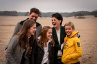 Gezinsfotografie-Soesterduinen-7 De familie heeft veel plezier tijdens de familiereportage in de Soesterduinen