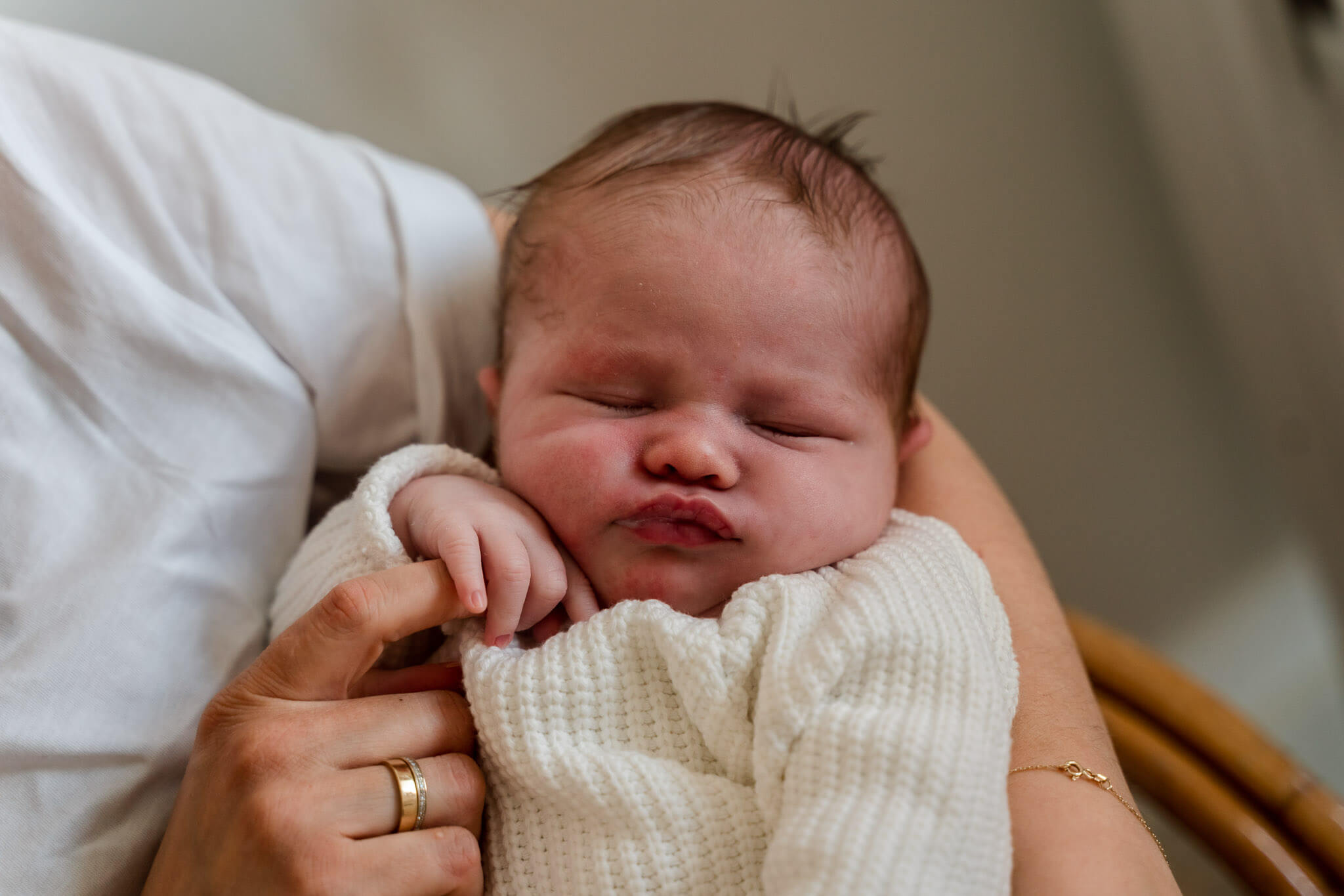 Portret van een pasgeboren baby tijdens een kraamreportage in Purmerend
