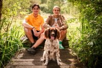 Twee broers gaan met de hond op de foto tijdens een familieshoot in Purmerend