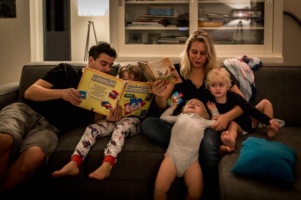 Het voorlezen aan de kinderen tijdens een Day in the Life reportage
