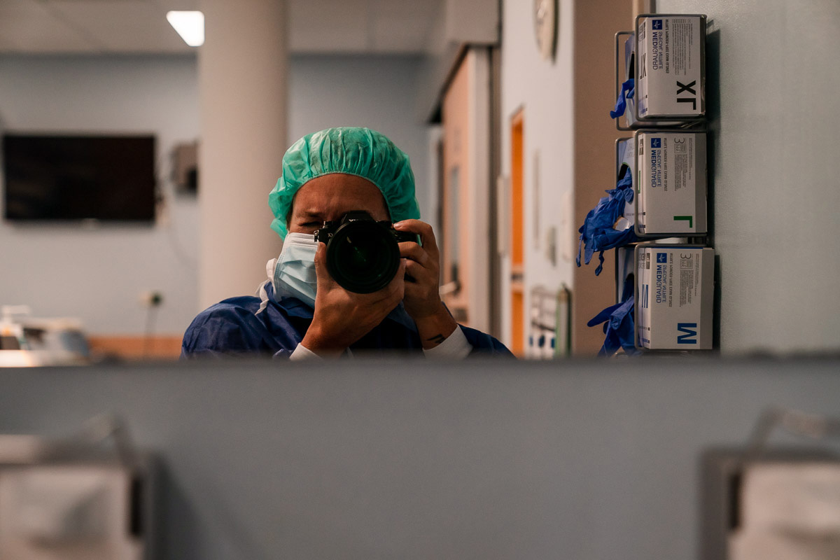 Geboortefotograaf Sandra in actie tijdens een keizersnede