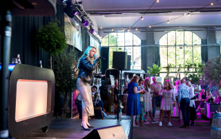 Live optredens tijdens het zakelijke festival in Purmerend gefotografeerd door evenementenfotograaf