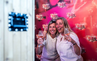 De bezoekers kunnen op de foto tijdens het zakelijke evenement in Purmerend