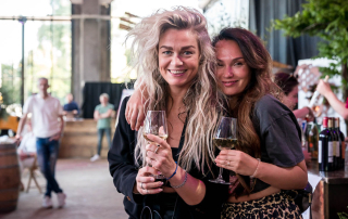 Vriendinnen genieten van de wijn en het festival in de Markthal in Purmerend