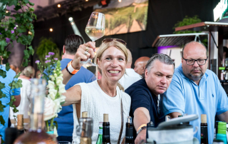 Bezoeker proost tijdens een evenement gefotografeerd door een evenementenfotograaf in Purmerend