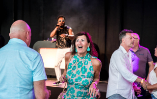 Bezoekers van het wijnfestival dansen op de live muziek in de Markthal