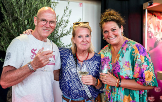 Vrienden ontmoeten elkaar op een festival gefotografeerd door een professionele evenementenfotograaf