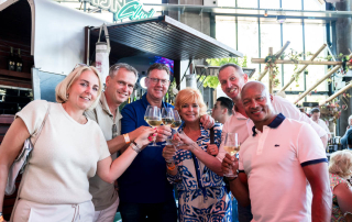Organisatoren en gasten proosten tijdens het wijnfestival