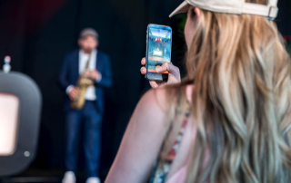 Bezoekers genieten niet alleen van de wijn maar ook van de live muziek