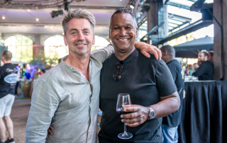 Vrienden proosten tijdens een evenement gefotografeerd door een evenementenfotograaf in Purmerend