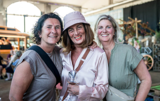 Vrienden proosten tijdens Wijn op 't Plein op de eerste editie in 2024 in Purmerend