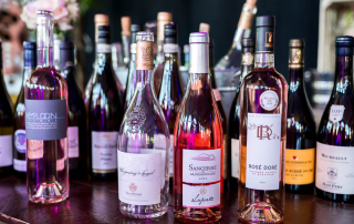 In iedere wijnstand zijn andere wijnen te vinden tijdens het festival in Purmerend