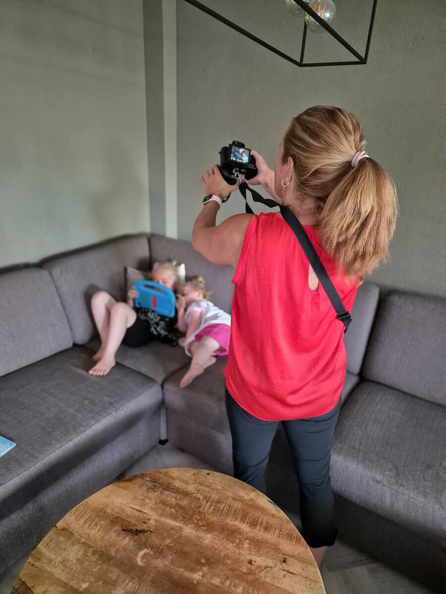 De fotograaf in actie tijdens een gezinsshoot in Purmerend