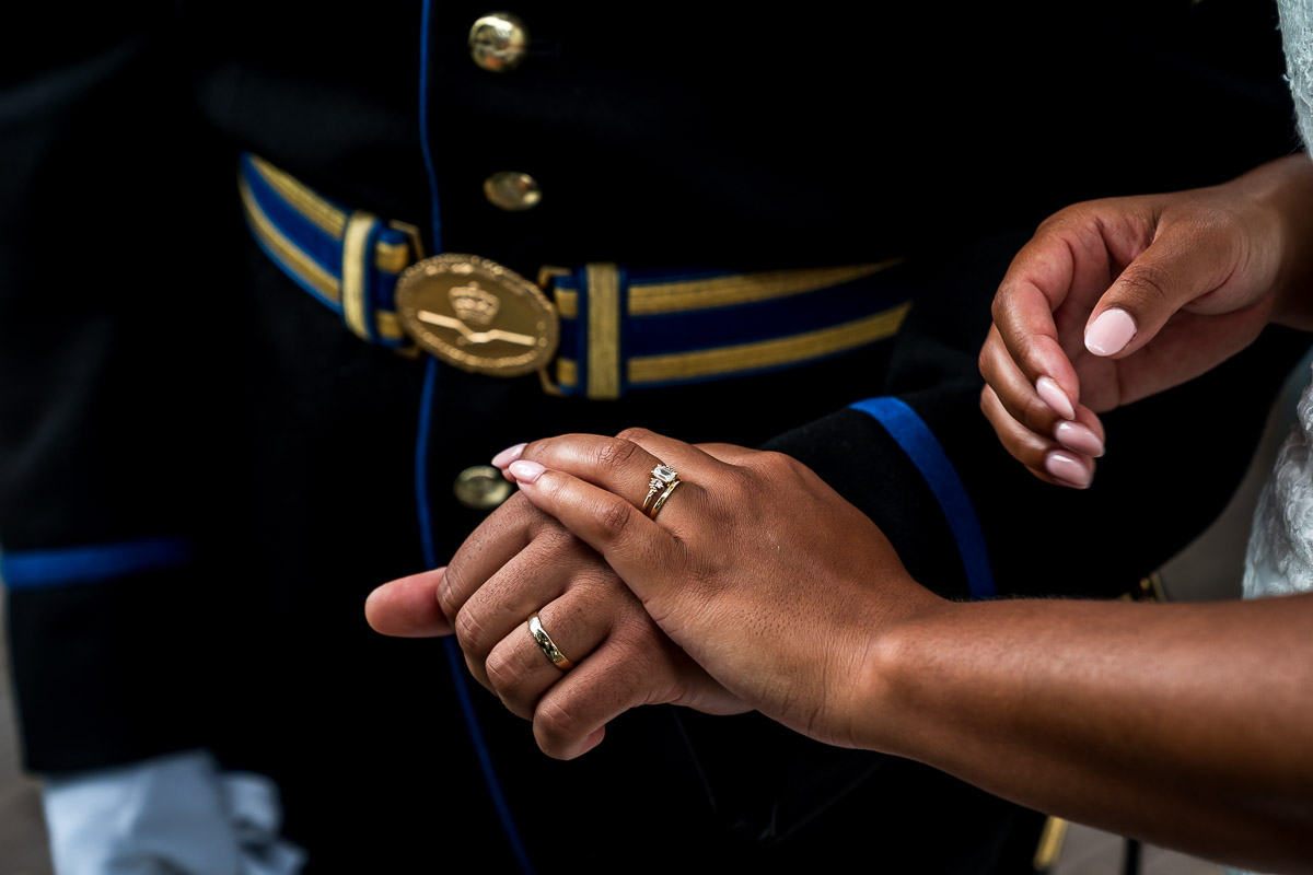 Een close-up van de handen met de ringen na het jawoord in Purmerend