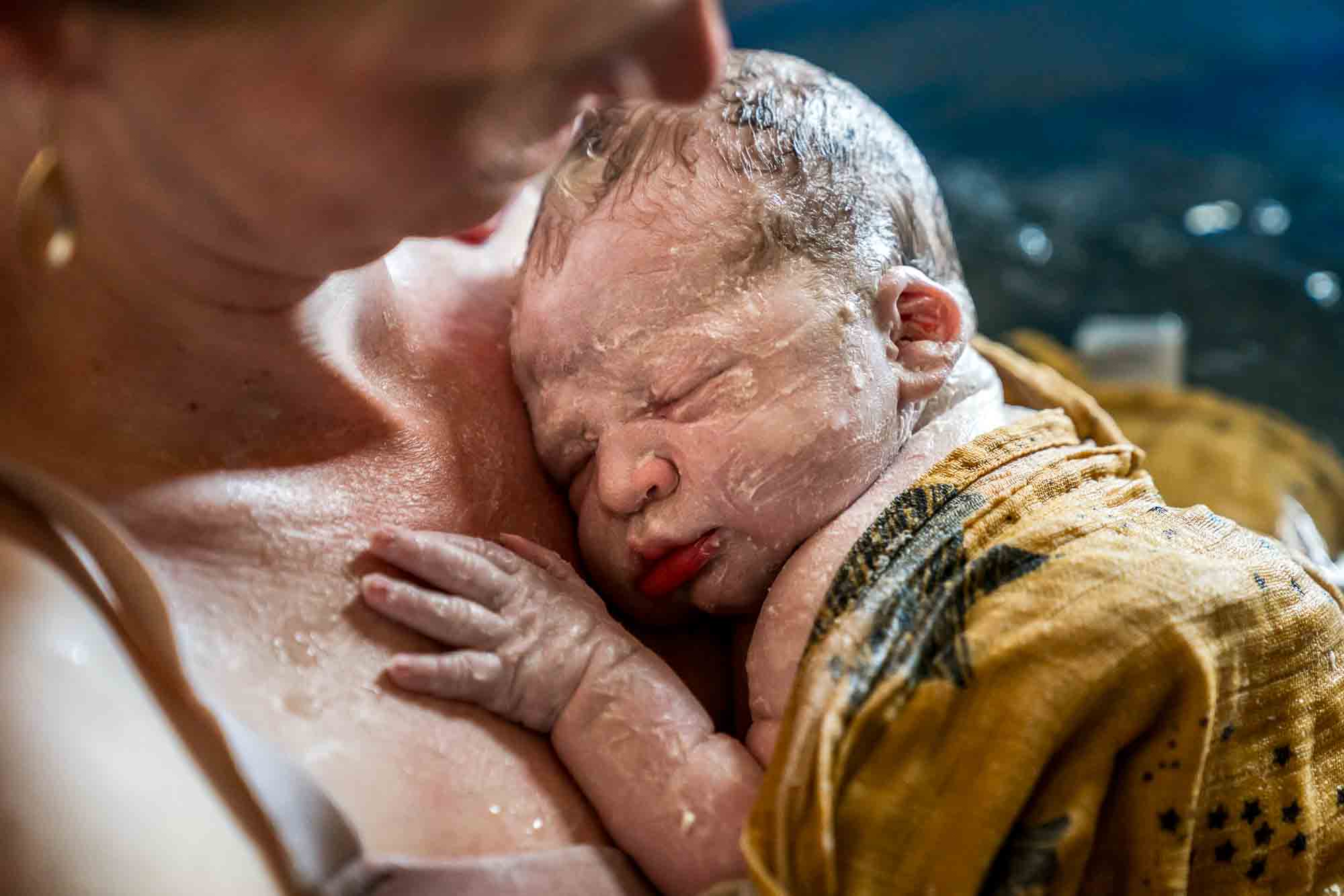 Baby is thuis in bad geboren in Alkmaar en zit onder de huidsmeer